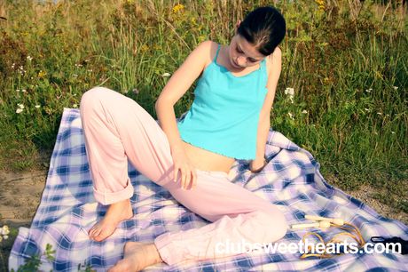 見事なハンガリーの美女ジュディ・スマイルが小さな胸を披露し、屋外で彼女の陰部をこすります