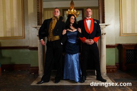 Fyldig britisk brunette Louise Jenson får sin fisse slikket og piket i en solo