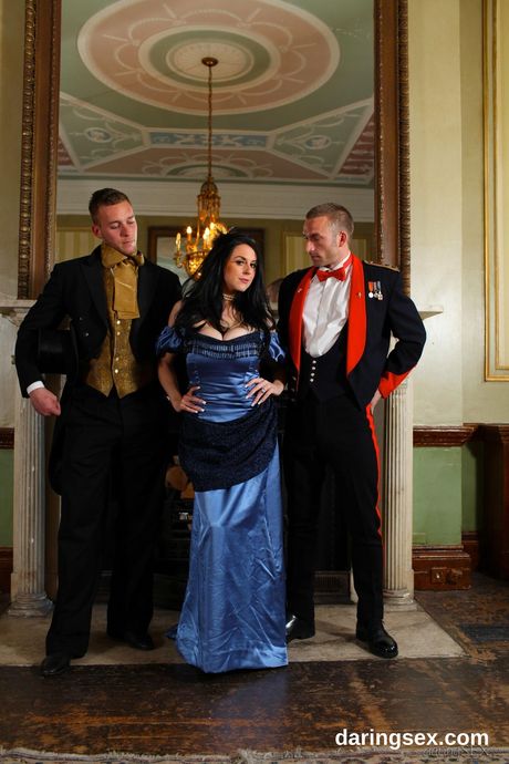 Fyldig britisk brunette Louise Jenson får sin fisse slikket og piket i en solo