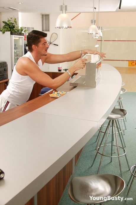 絕色美女黛比被一位淫蕩的廚師幹了