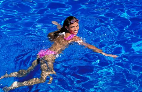 Blonde american cover-star Victoria Knight exhibits her small tits and bald pussy