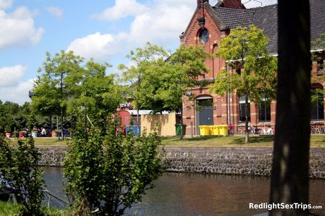 金髪チェコ人形クリスティーナ・ルドは公園で彼女の陰部を舐められ、チンコを犯される