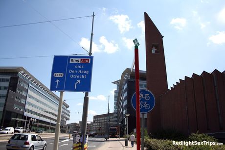 金髪チェコ人形クリスティーナ・ルドは公園で彼女の陰部を舐められ、チンコを犯される