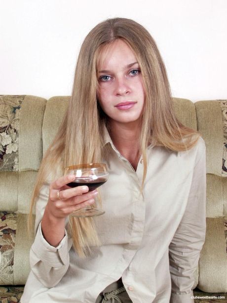 Lyshåret russisk coverpige Yulia tager sit tøj af og demonstrerer sin store røv