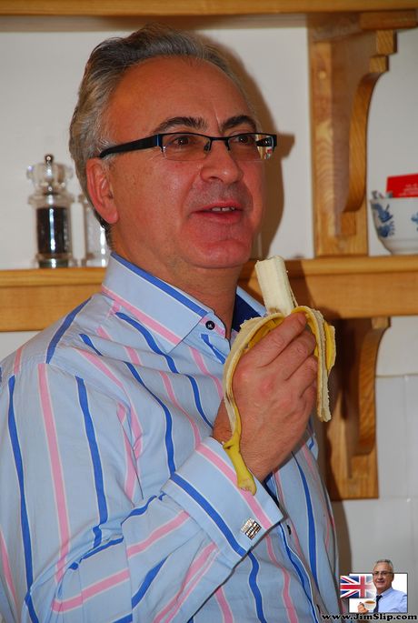 ファーストクラスのブルネットのパッションは網タイツでアナルファックされる