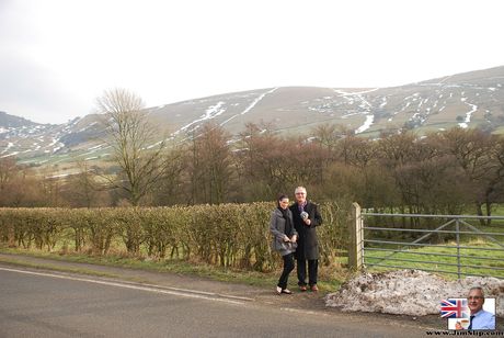 ファーストクラスのブルネットのパッションは網タイツでアナルファックされる
