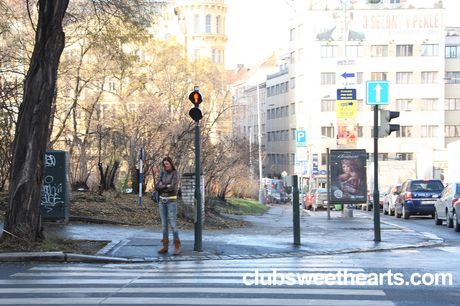 美麗的金髮女同性戀者 Brandy Smile 和 Monika Benz 在沙發上用手指抽插