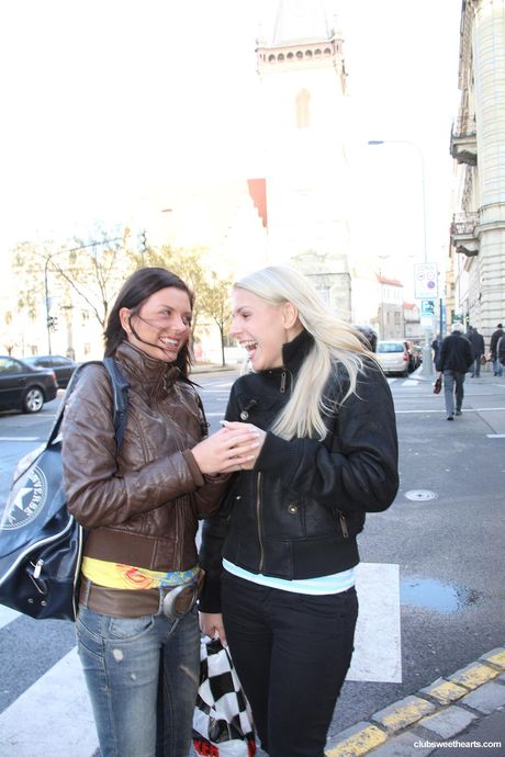 美麗的金髮女同性戀者 Brandy Smile 和 Monika Benz 在沙發上用手指抽插