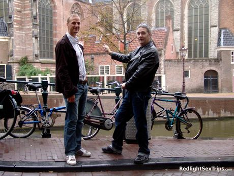 セクシーなお尻を持つブロンドのアマチュアシルバーはソファで彼女の陰部を掘られます