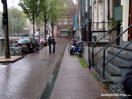 セクシーなお尻を持つブロンドのアマチュアシルバーはソファで彼女の陰部を掘られます