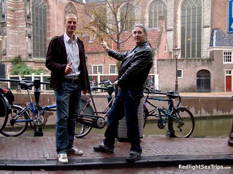 セクシーなお尻を持つブロンドのアマチュアシルバーはソファで彼女の陰部を掘られます