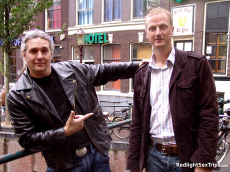 セクシーなお尻を持つブロンドのアマチュアシルバーはソファで彼女の陰部を掘られます