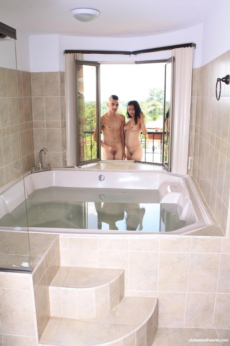 Svelte babe Sarina gets her shaved pussy rammed outdoors