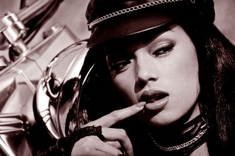 Den strålende franske pige Tabatha Cash viser sine store bryster og sin behårede fisse i en solo