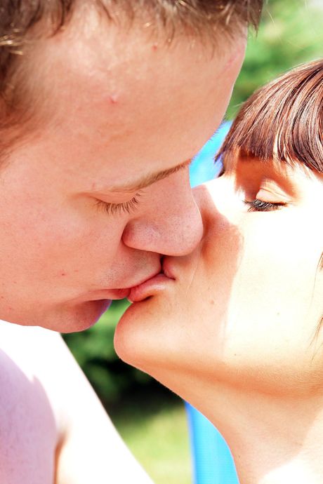 性感捷克素人熟婦 Debbie E 的陰戶被舔舐並在戶外被操