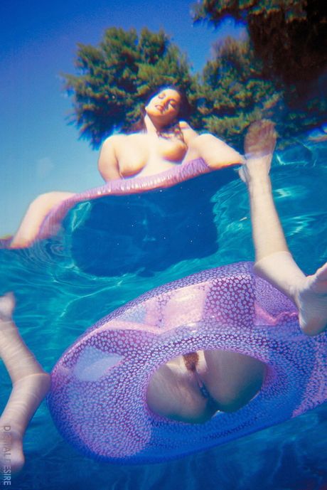 美麗的印度寶貝 Sunny Leone 在泳池邊展示她令人驚嘆的胸部和臀部