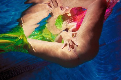 美麗的印度寶貝 Sunny Leone 在泳池邊展示她令人驚嘆的胸部和臀部