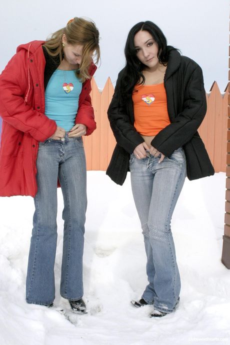 Petite piger Rebecca C og Nadine A legetøj hinanden er fisse udendørs