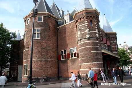 Lækker hollandsk blondine Debby Pleasure får sin fisse slikket og kneppet af en sort fyr