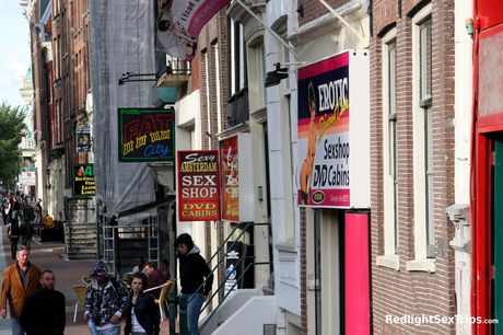 Lækker hollandsk blondine Debby Pleasure får sin fisse slikket og kneppet af en sort fyr
