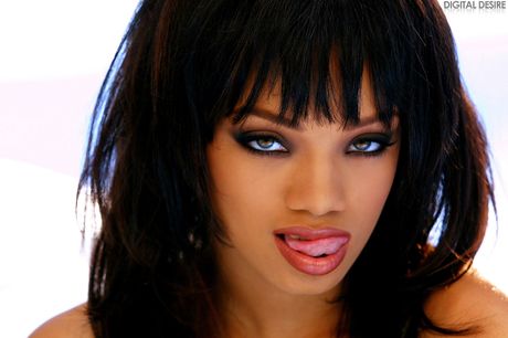 Den amerikanske sorte coverstjerne Gia Lashay præsenterer sine store bryster og viser sin nøgenhed