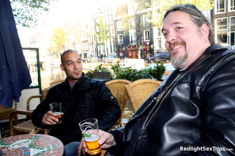 Mørkhåret sød pige med en stor røv, Max får en fisse slikket og en god pik