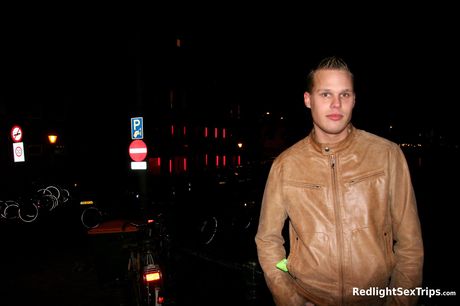 金髮熟女珍妮的大奶屁股被兩個人操