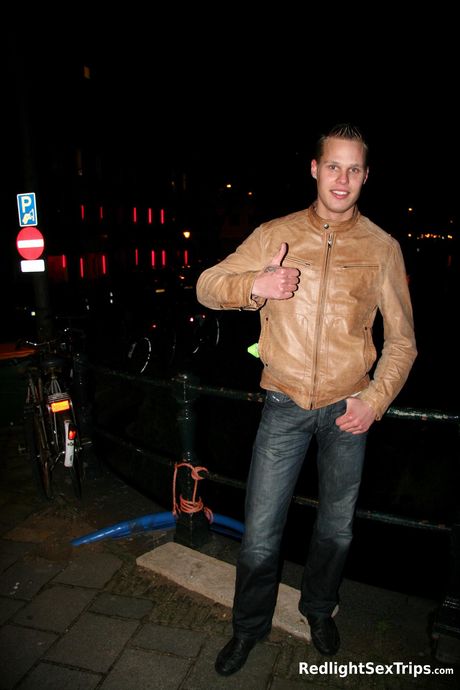 金髮熟女珍妮的大奶屁股被兩個人操