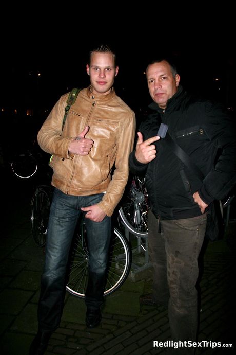 金髮熟女珍妮的大奶屁股被兩個人操