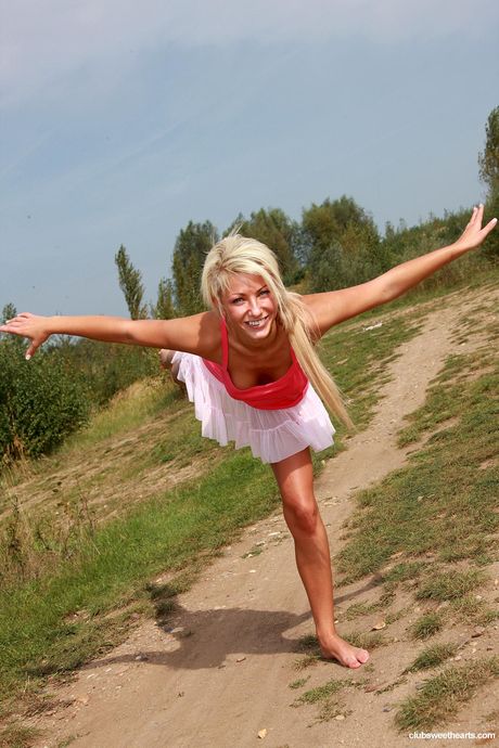 Blonde skønhed Christine C tager sin kjole af og leger med sin røv udendørs