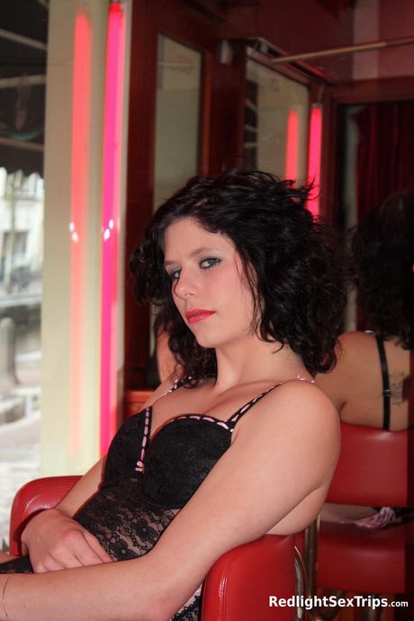 Sexet mørkhåret Lynn får sin mund og fisse kneppet af to liderlige fyre