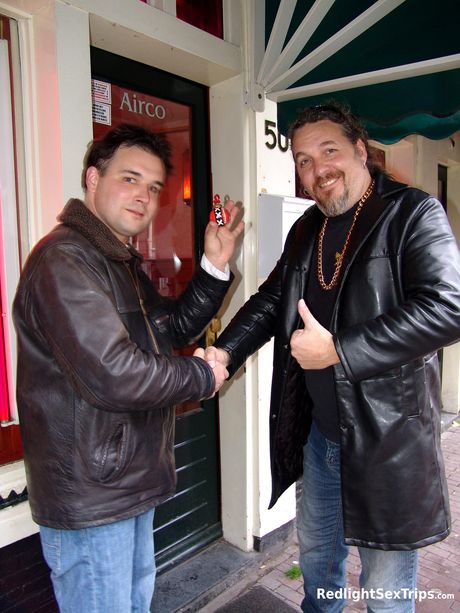 Sexet mørkhåret Lynn får sin mund og fisse kneppet af to liderlige fyre