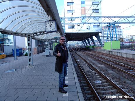 Sexet mørkhåret Lynn får sin mund og fisse kneppet af to liderlige fyre