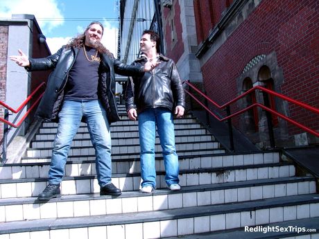 Sexet mørkhåret Lynn får sin mund og fisse kneppet af to liderlige fyre