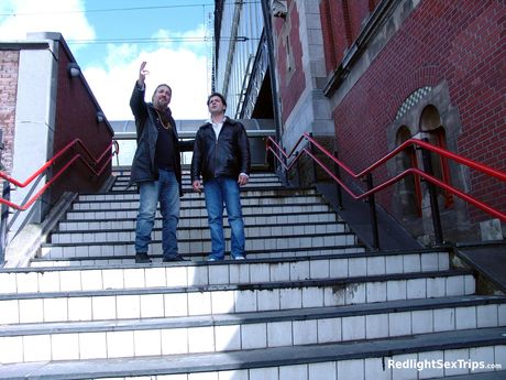 Sexet mørkhåret Lynn får sin mund og fisse kneppet af to liderlige fyre