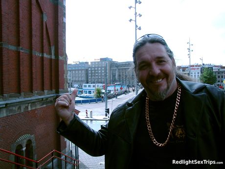 Sexet mørkhåret Lynn får sin mund og fisse kneppet af to liderlige fyre