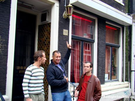 Lækker hollandsk brunette Bunny Jane bliver dobbeltkneppet i en trekant