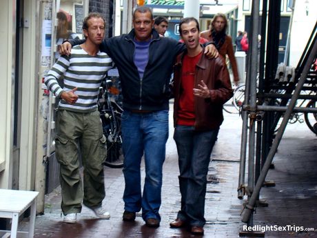 ホットなオランダのブルネットのバニージェーンは3Pでダブルファックされます