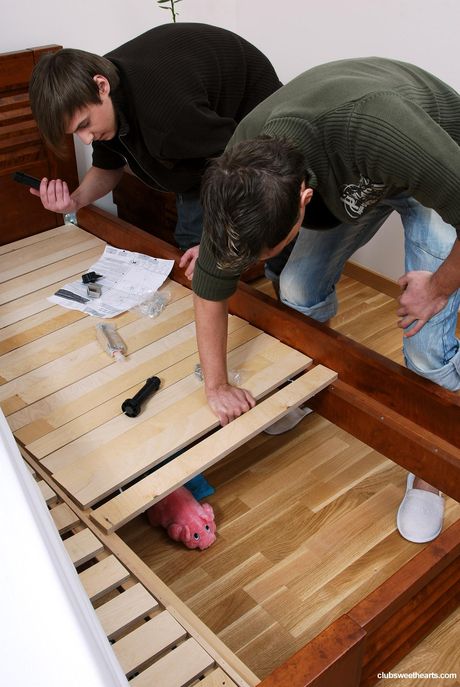 Smuk babe Kitty E får dobbelt penetration efter et varmt blowjob