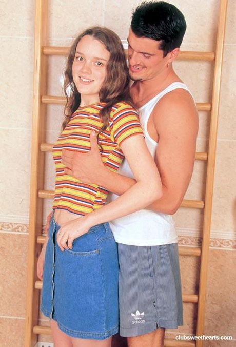 スポーティーなチェコのカバーガール、フェムケBがキッチンでオマンコにチンコを詰め込まれる