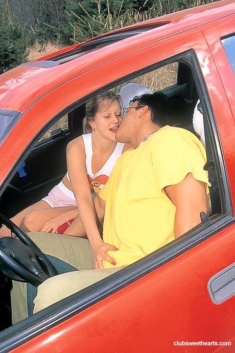 金髮捷克美女桑德拉·德馬科在草坪上被舔陰和乾