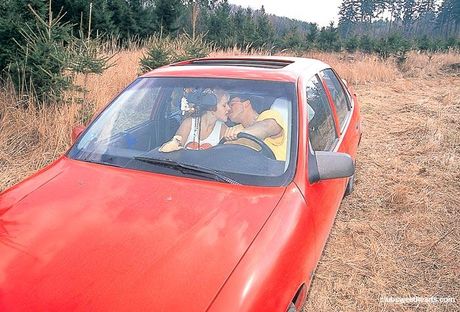 金髮捷克美女桑德拉·德馬科在草坪上被舔陰和乾