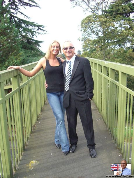 豊満な胸のエマ・バットは、熱い3Pで彼女の素晴らしいメロンとお尻を犯される