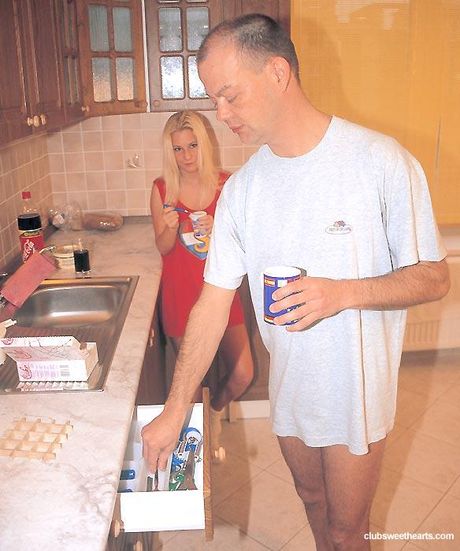 C: Lyshåret tjekkisk teenager Nicky Reed får sin fisse slikket og kneppet af en liderlig mand