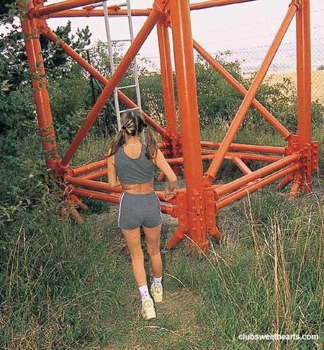 可愛い人形ダイアナEが裏庭で二人の男にダブルファックされる