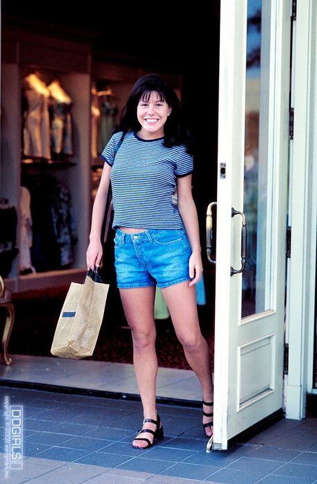 性感黑髮美女傑西卡韋爾登 (Jessica Weldon) 露出大胸脯，秀出性感身材