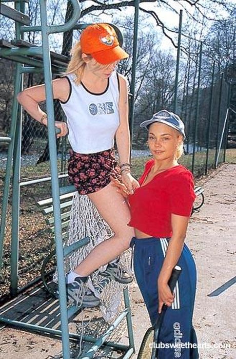 金髮女孩 Michaela B 在戶外被舔陰部