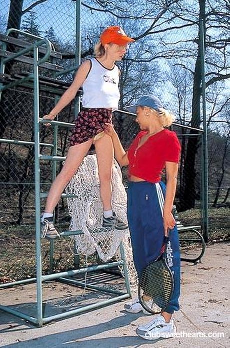 金髮女孩 Michaela B 在戶外被舔陰部