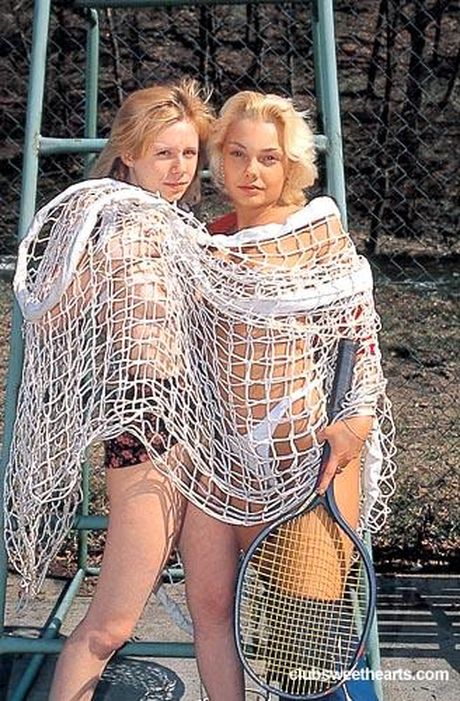 金髮女孩 Michaela B 在戶外被舔陰部