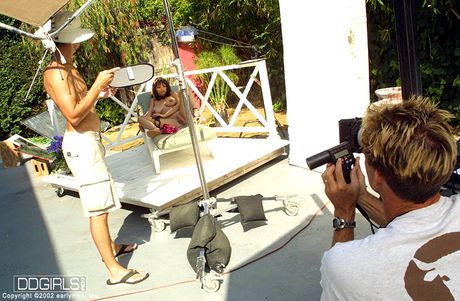 Førsteklasses amerikansk ebony centerfold Gia Lashay viser sine fantastiske bryster og viser sit bare kød i poolen